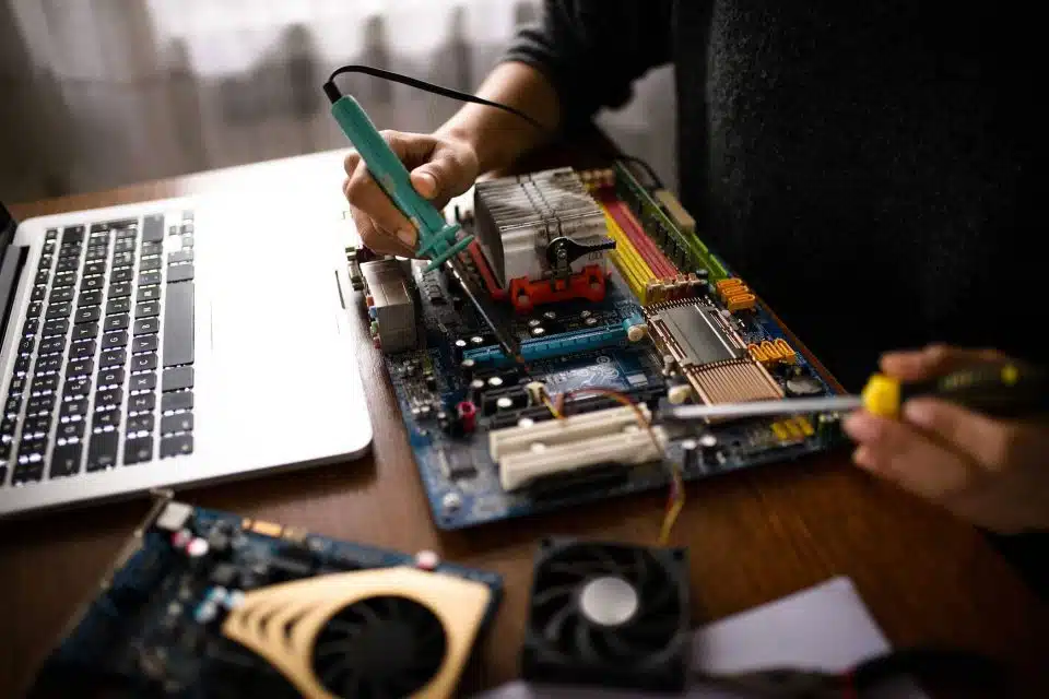 computer repair 960x640.jpg